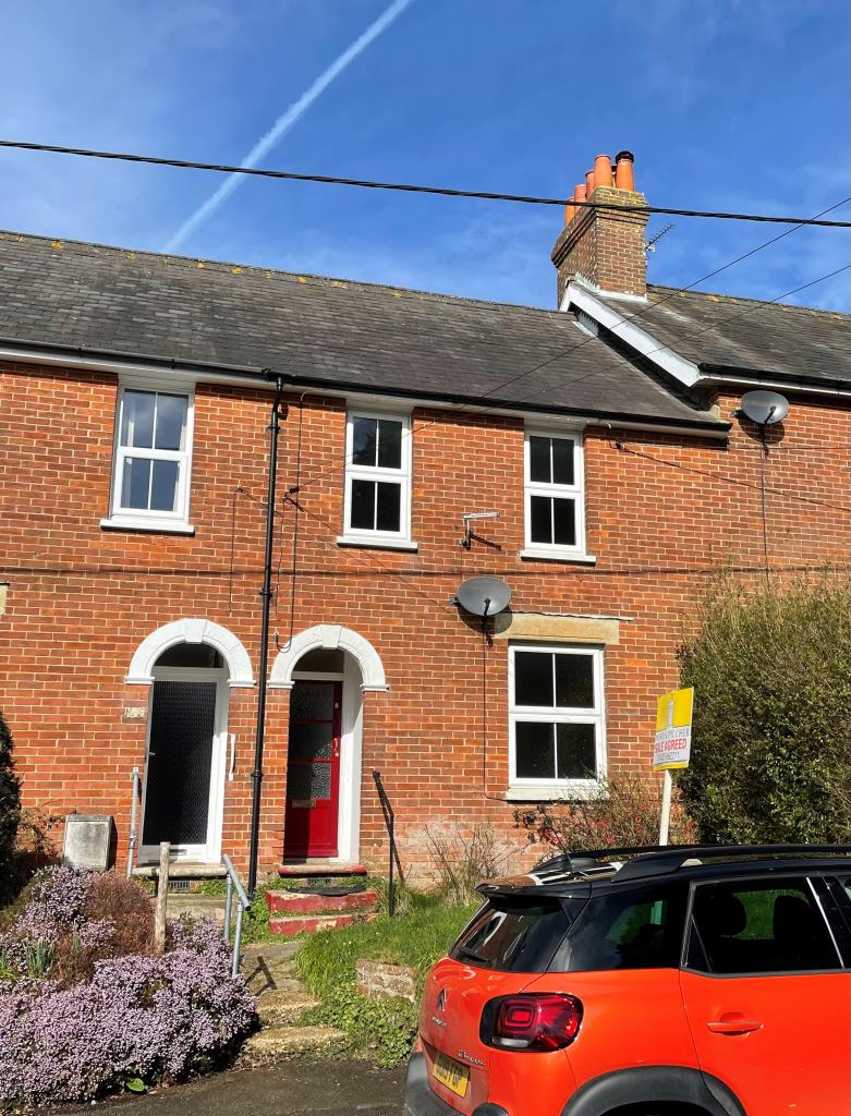 Lot: 111 - WELL PRESENTED MID-TERRACE HOUSE - Mid terrace, red brick house.